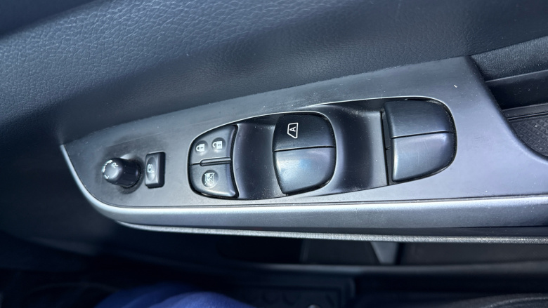 Nissan Navara Np300 Diesel Double Cab Pick Up N-Connecta 2.3dCi 190 4WD